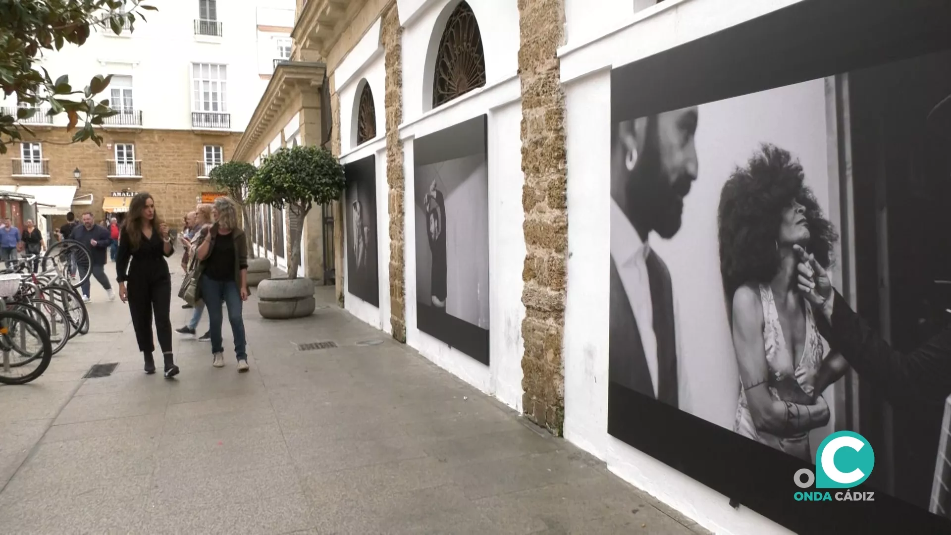 La concejala de Cultura, Lola Cazalilla, junto a la fotógrafa Carmen Khalo 