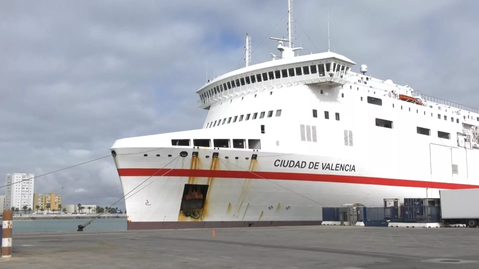 El Ciudad de Valencia atracado en el puerto de Cádiz tras las averías