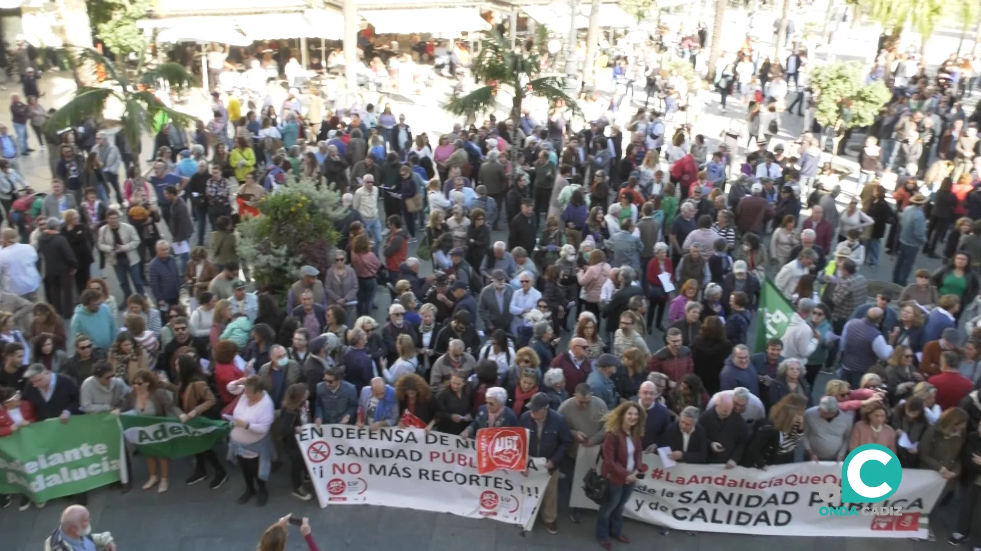 Unas mil personas se han congregado en San Juan de Dios para participar en la concentración en defensa de la sanidad pública