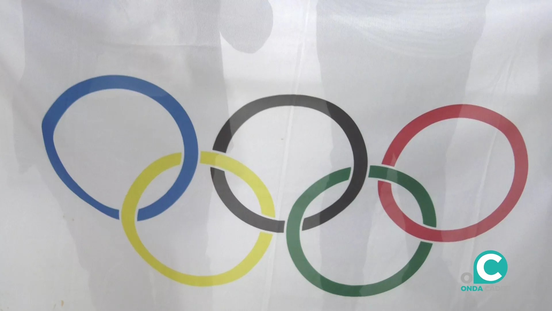 El CEIP Reyes Católicos ha recibido este viernes la bandera olímpica