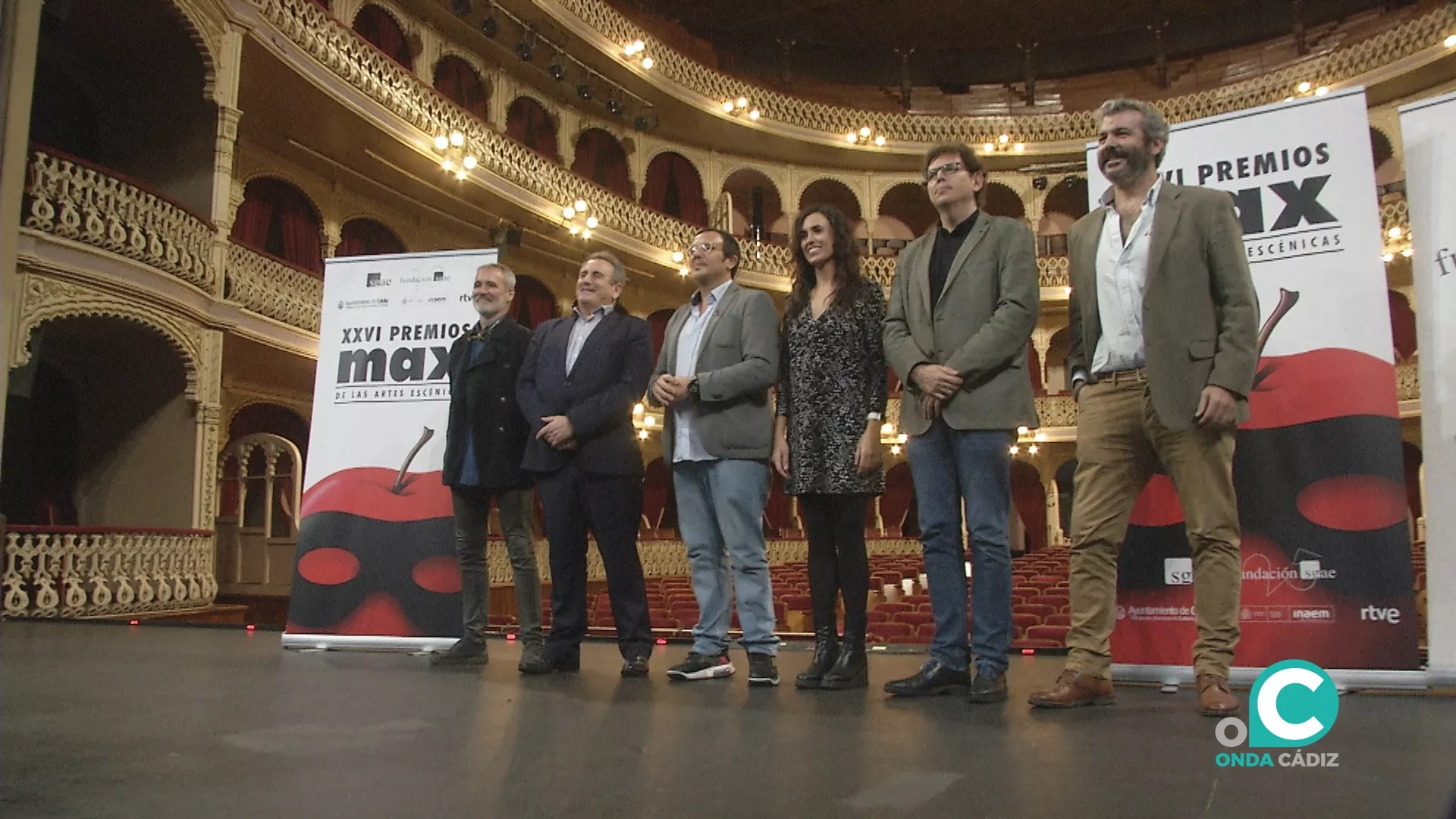 Foto de familia tras la rueda de prensa presentación de los Premios Max en el Gran Teatro Falla