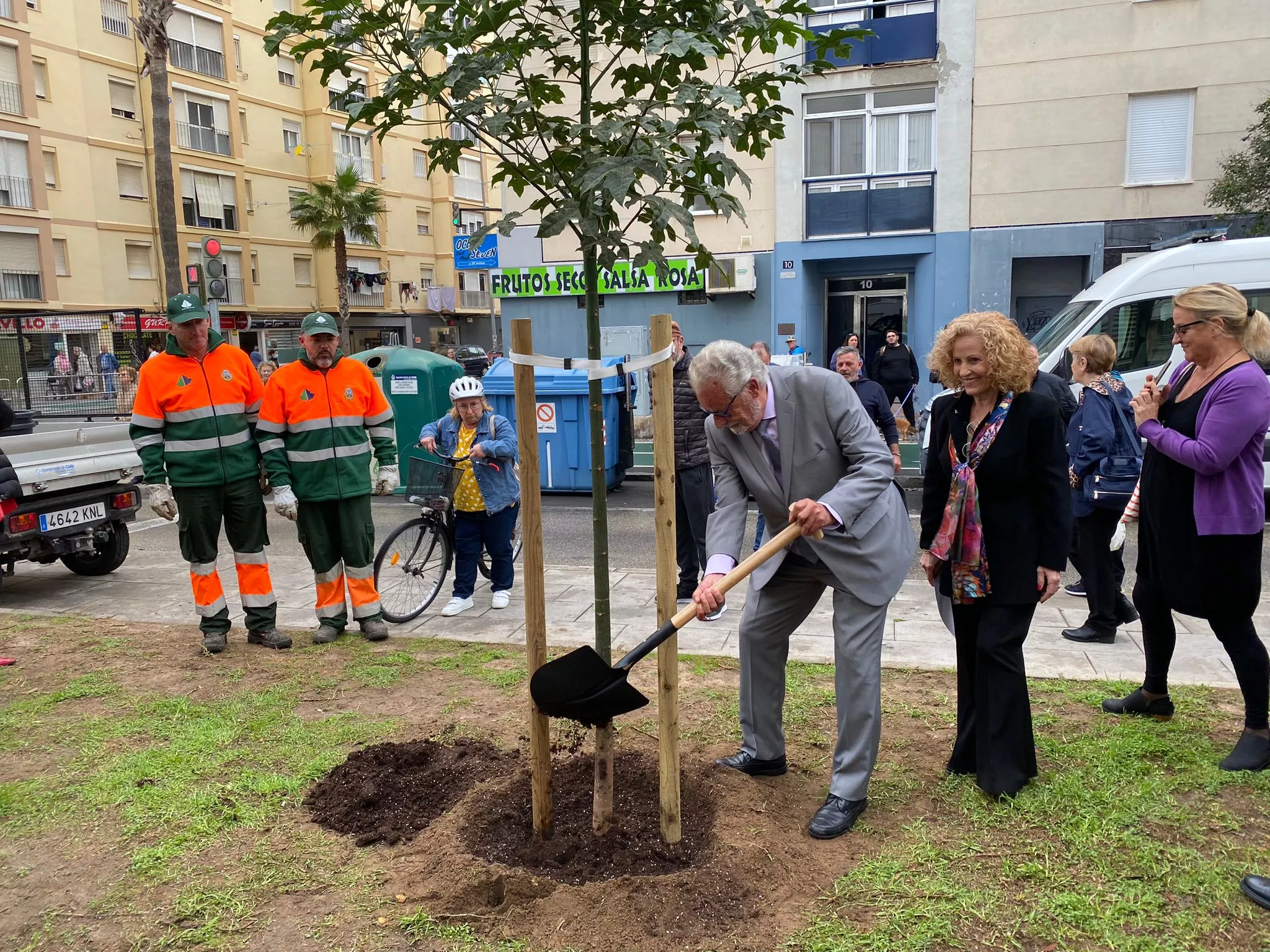 Jesús Maeztu planta un árbol en el barrio Jesús Maeztu planta un árbol en el barrio