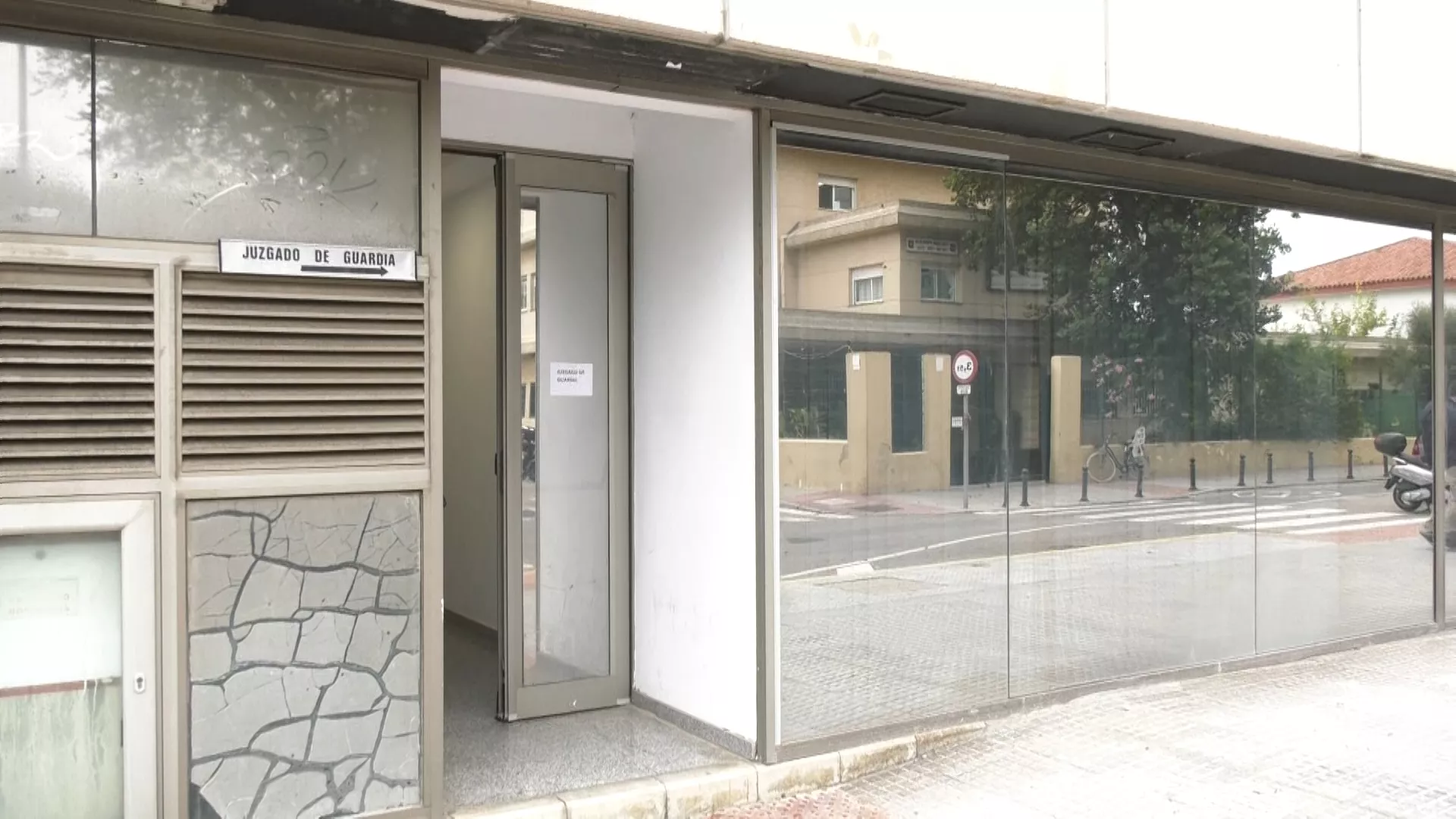 Puerta de acceso al Juzgado de Guardia en el edificio Carranza 