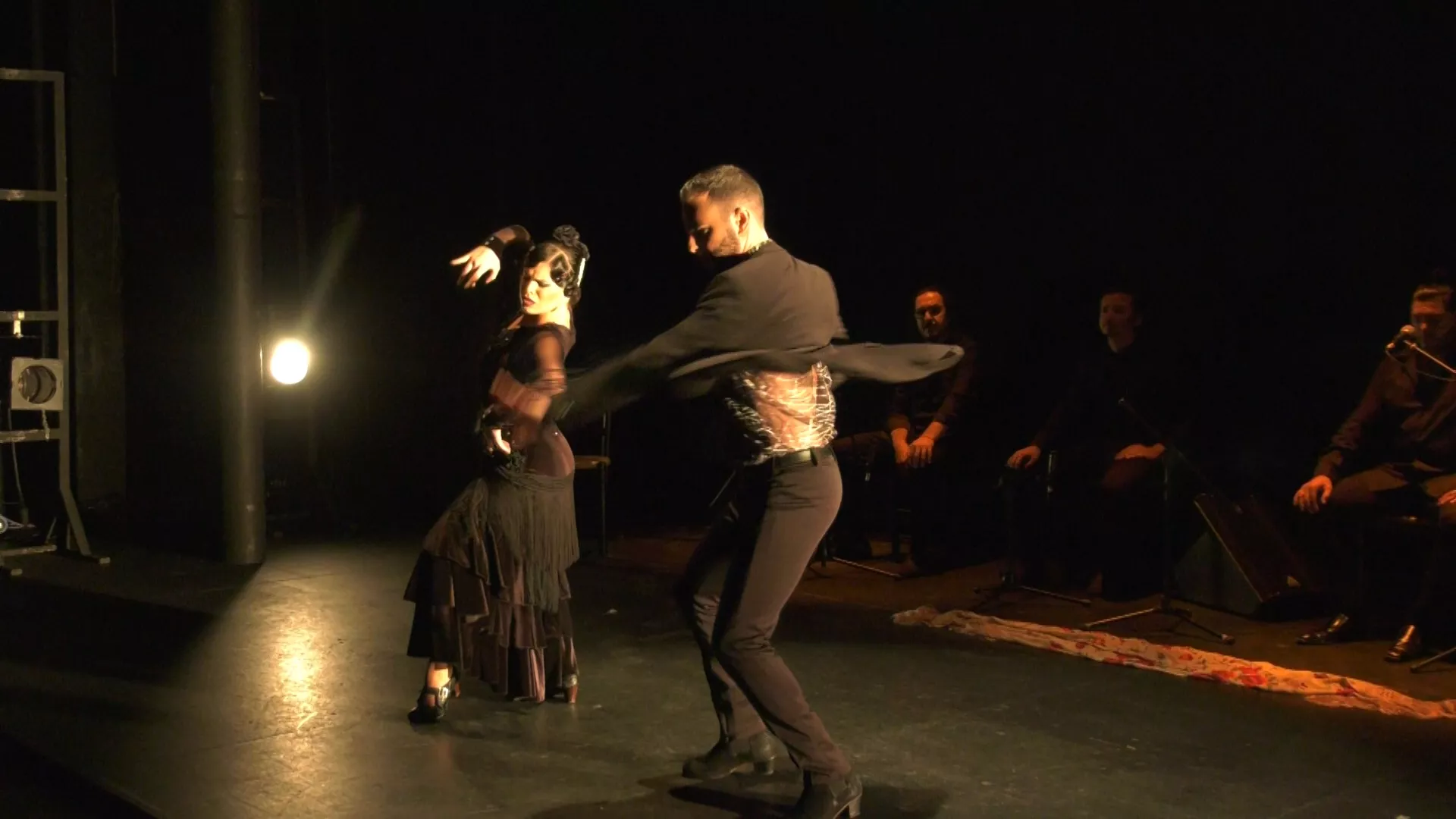 Los bailaores David Nieto y Paula Serra duarnte su actuación en La Lechera 