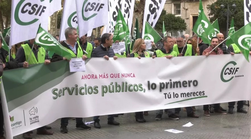 La pancarta contenía el lema de la protesta, 'Servicios públicos, lo primero'. CSIF denuncia la pérdida de 7.000 funcionarios en la provincia desde 2021.