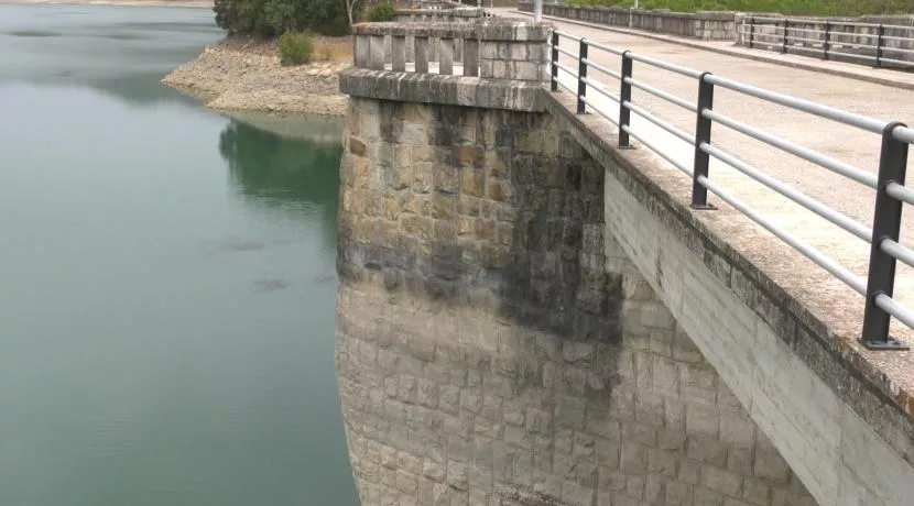 El agua embalsada sigue bajando en los pantanos de la provincia.