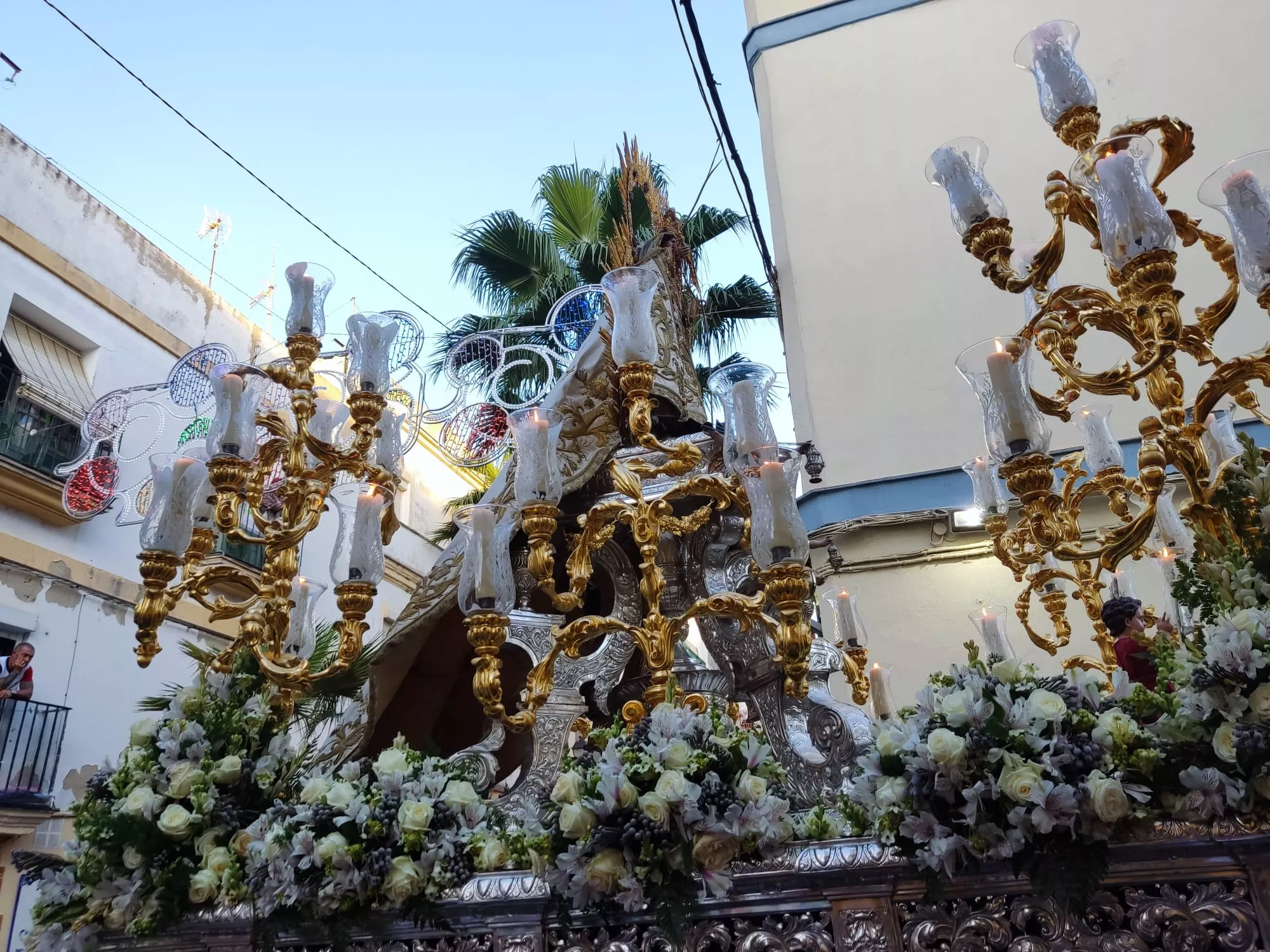 La procesión de la Virgen de la Palma, recorriendo las calles de la Viña