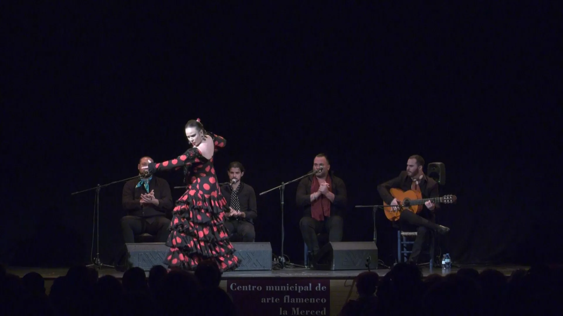 La artista Claudia Cruz durante su actuación en la Merced 