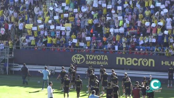 Los jugadores saludan a los escolares que llenaban el estadio