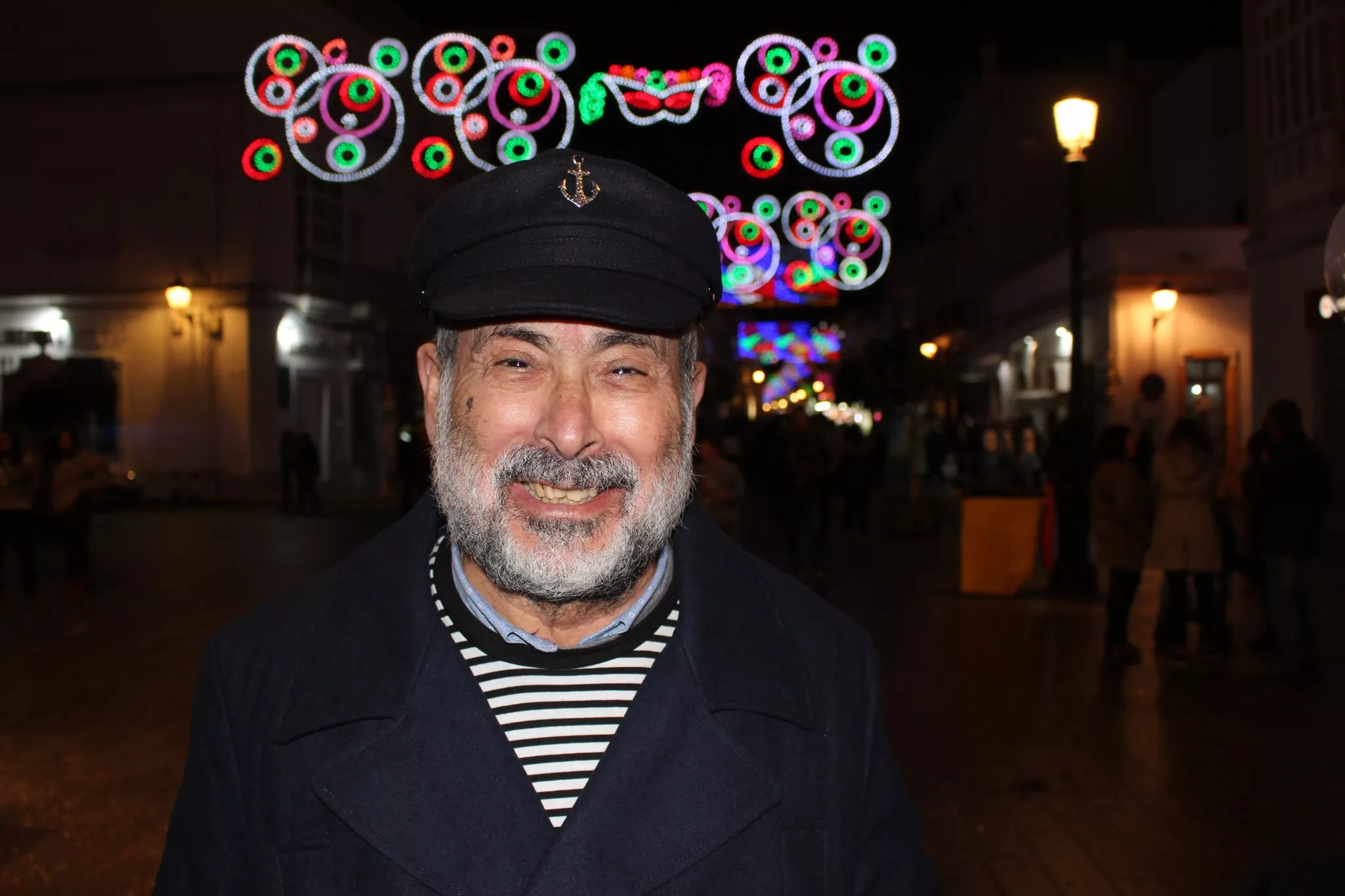 Antonio García Fernández con el tipo de 'Aires de mi tierra'. Foto de Tele Puerto Real 