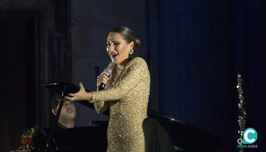 Laura Gallego durante una de sus interpretaciones en la catedral de Cádiz