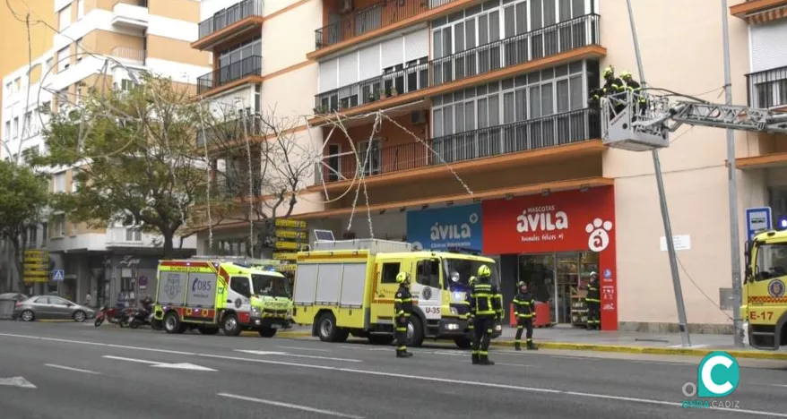 Los bomberos actuando en la avenida principal de la capital