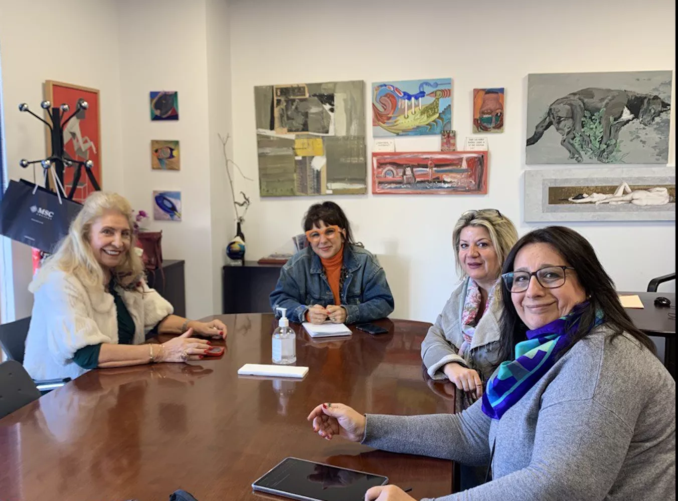 La presidenta de Skal, Josefa Díaz, y la concejala de Turismo, Montemayor Mures, junto a miembros de la asociación durante el encuentro