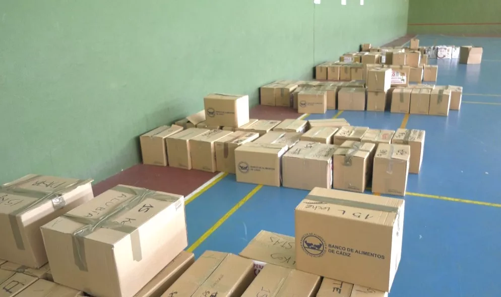 Multitud de cajas llenas de alimentos en el pabellon del colegio salesiano a la espera de ser repartidas a las entidades solidarias. Salesianos culmina su Operación Kilo 2022.