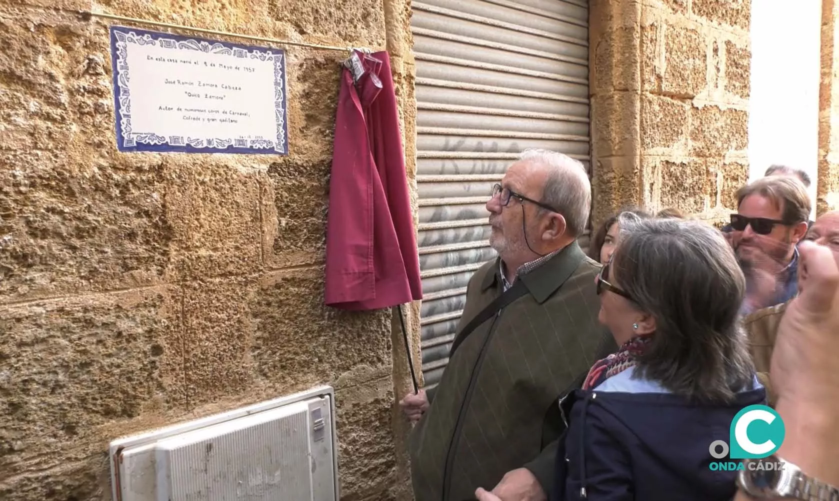 Quico Zamora descubre su placa de reconocimiento en su casa natal de Santa María 1