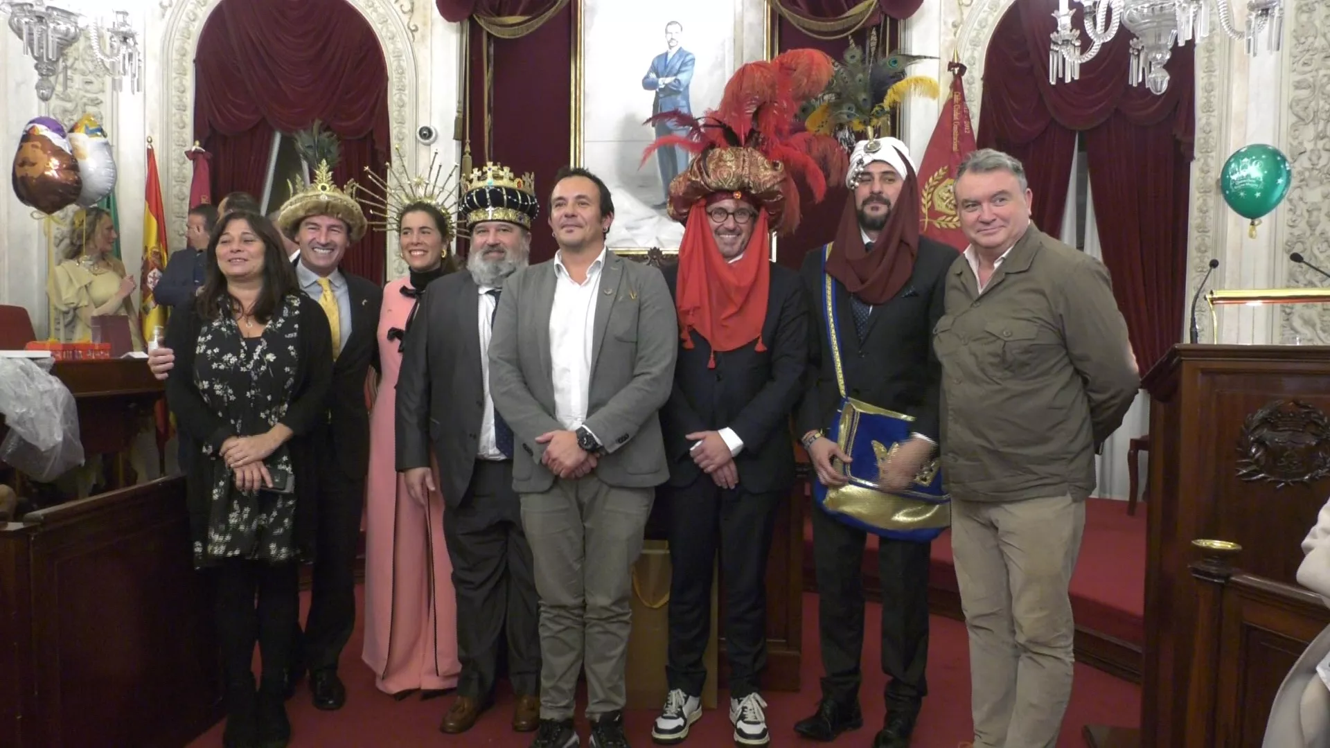 Los Reyes Magos, Cartero Real y Estrella Oriente 2022, con el alcalde, tras ser coronados en el Salón de Plenos Municipal