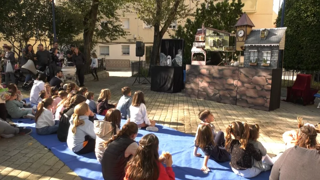 Los títeres comienzan las actividades navideñas de extramuros en Puntales.