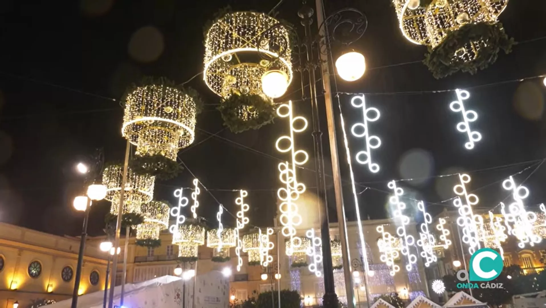 La plaza de San Antonio con la iluminación extraordinaria de Navidad encendida 
