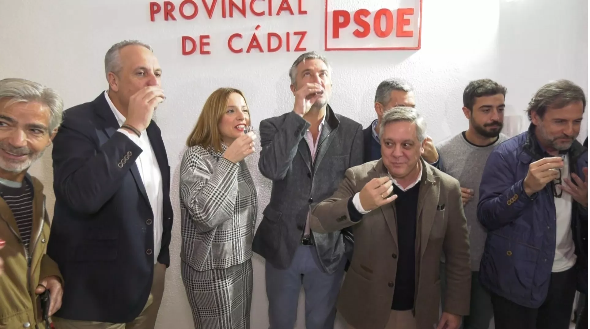 El secretario provincial del PSOE brinda por 2023 junto a otros miembros del partido y de la prensa en el tradicional desayuno de Navidad