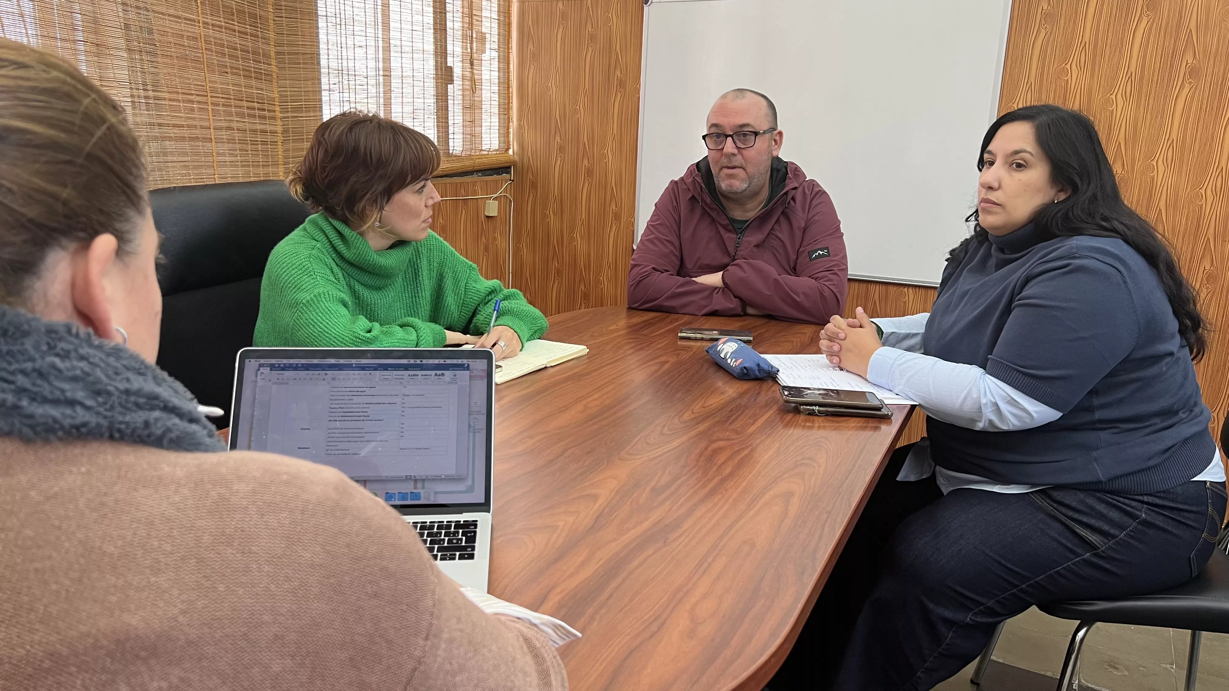 La asesora municipal de Transición Ecológica, Gema Gómez; el director del centro, Emilio Bautista y la concejala de Enseñanza, Ana Fernández, durante la reunión