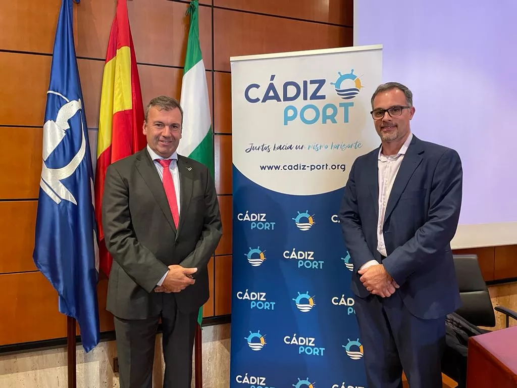 Daniel McPherson (dcha) toma el relevo de Rafael Fernández (izda) al frente de la presidencia de Cádiz-Port
