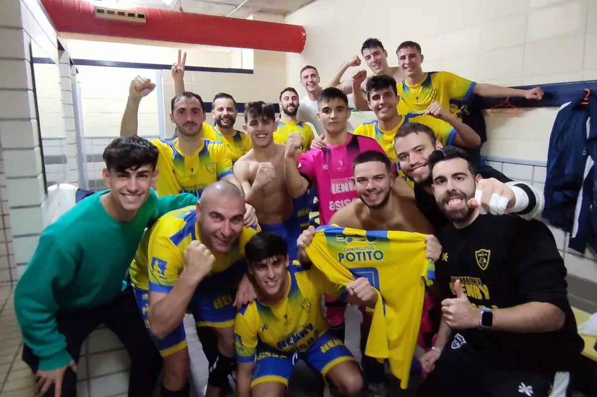 Los jugadores celebrando la victoria en el vestuario del Ciudad de Cádiz