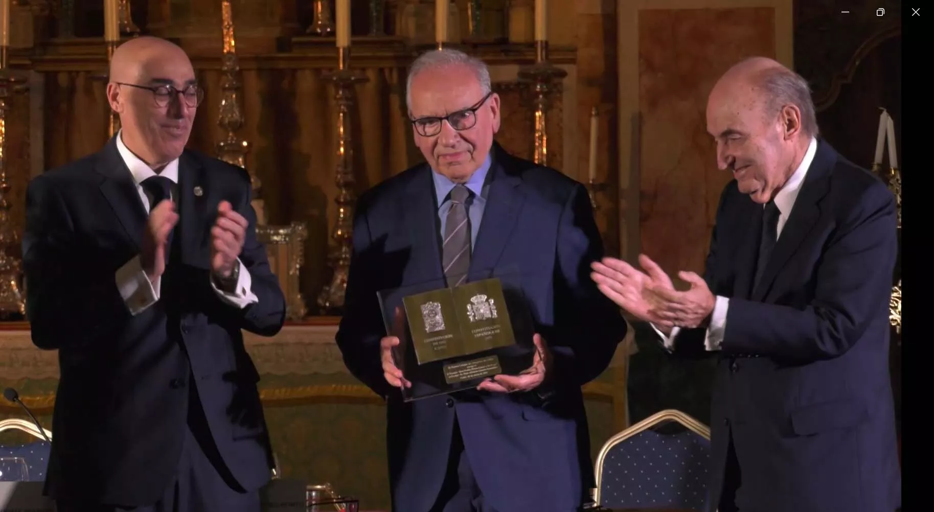 Alfonso Guerra recoge el Premio Pérez-Llorca, flanqueado por el presidente del Colegio de Abogados y Miquel Roca