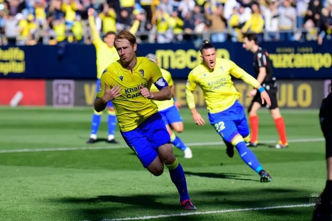 Alex Fernández celebra su gol del 2-0 de penalti