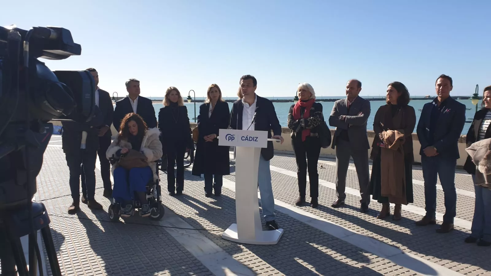 Bruno García, junto a compañeros del PP, durante su presentación como candidato a la alcaldía de Cádiz