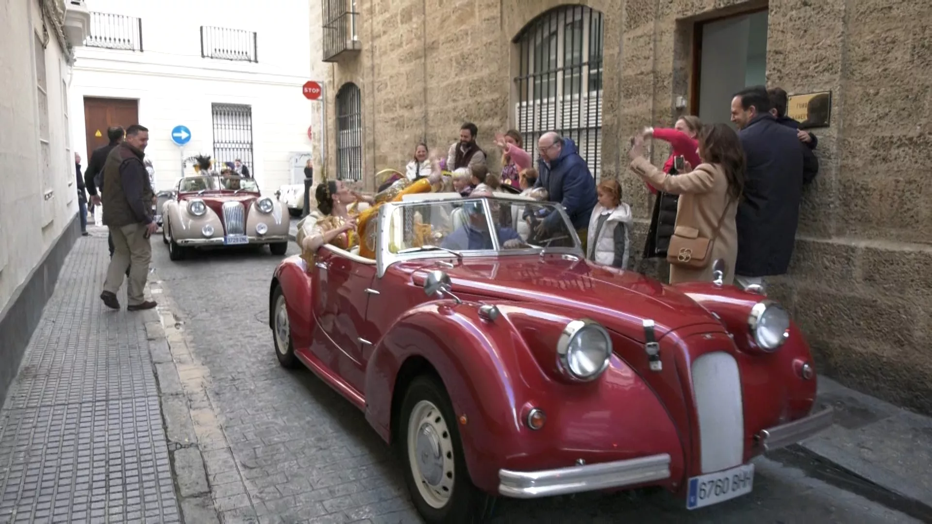 La Estrella de Oriente durante su recorrido en coche clásico descapotable 