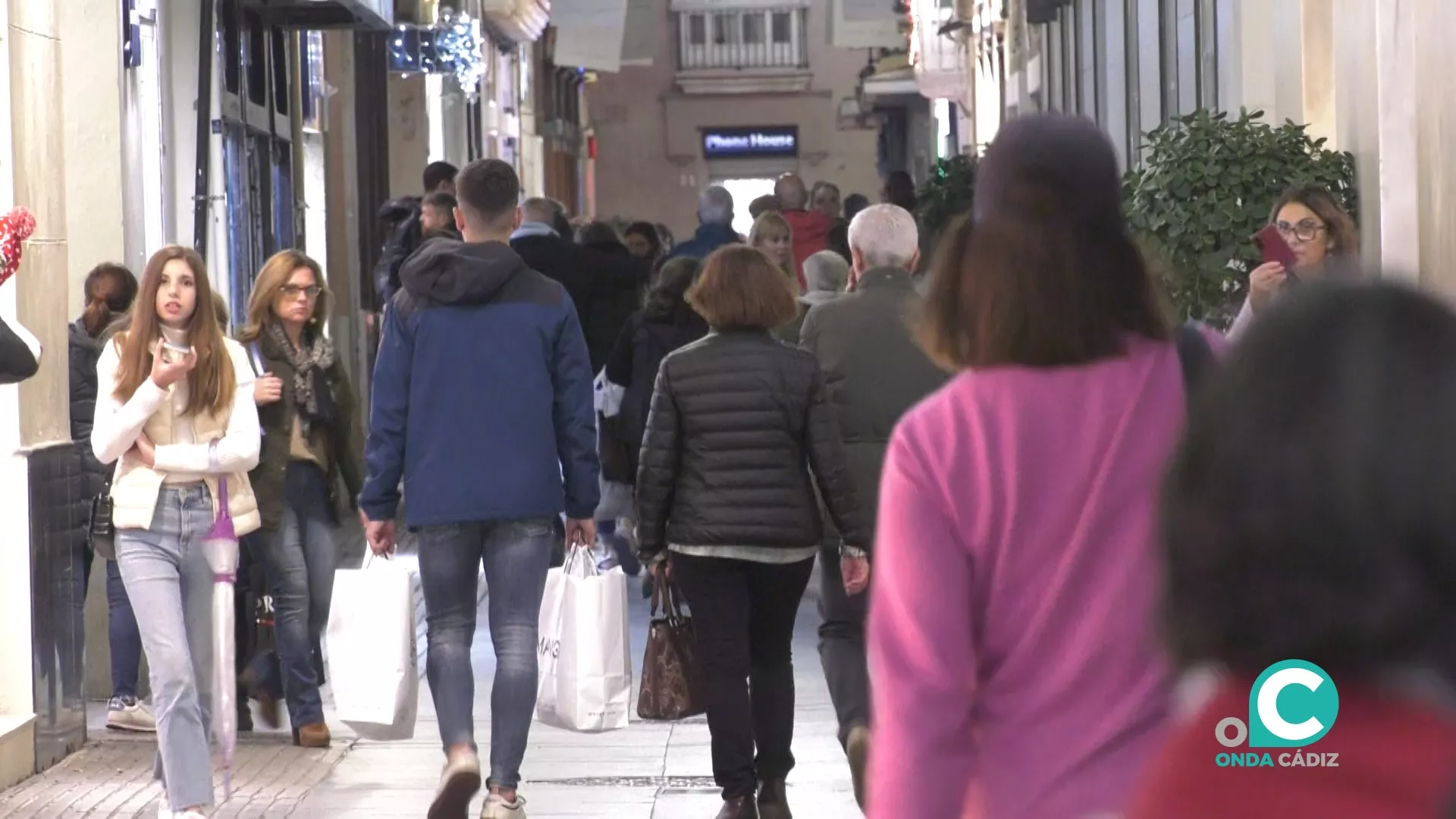 Gente paseando por una de las calles del casco histórico de la ciudad