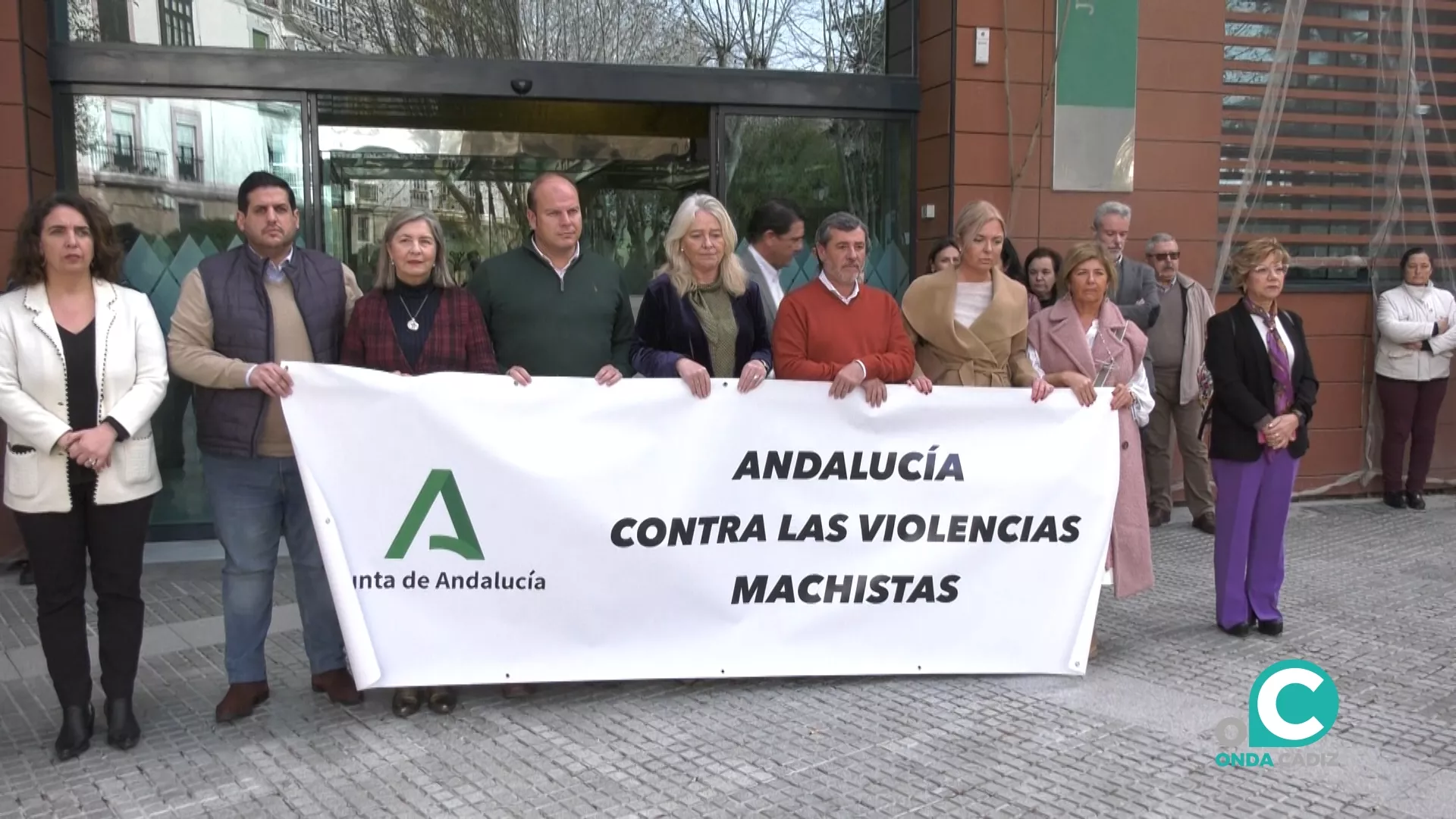 El minuto de silencio se ha llevado a cabo este martes a las puertas de la Delegación del Gobierno de la Junta en Cádiz