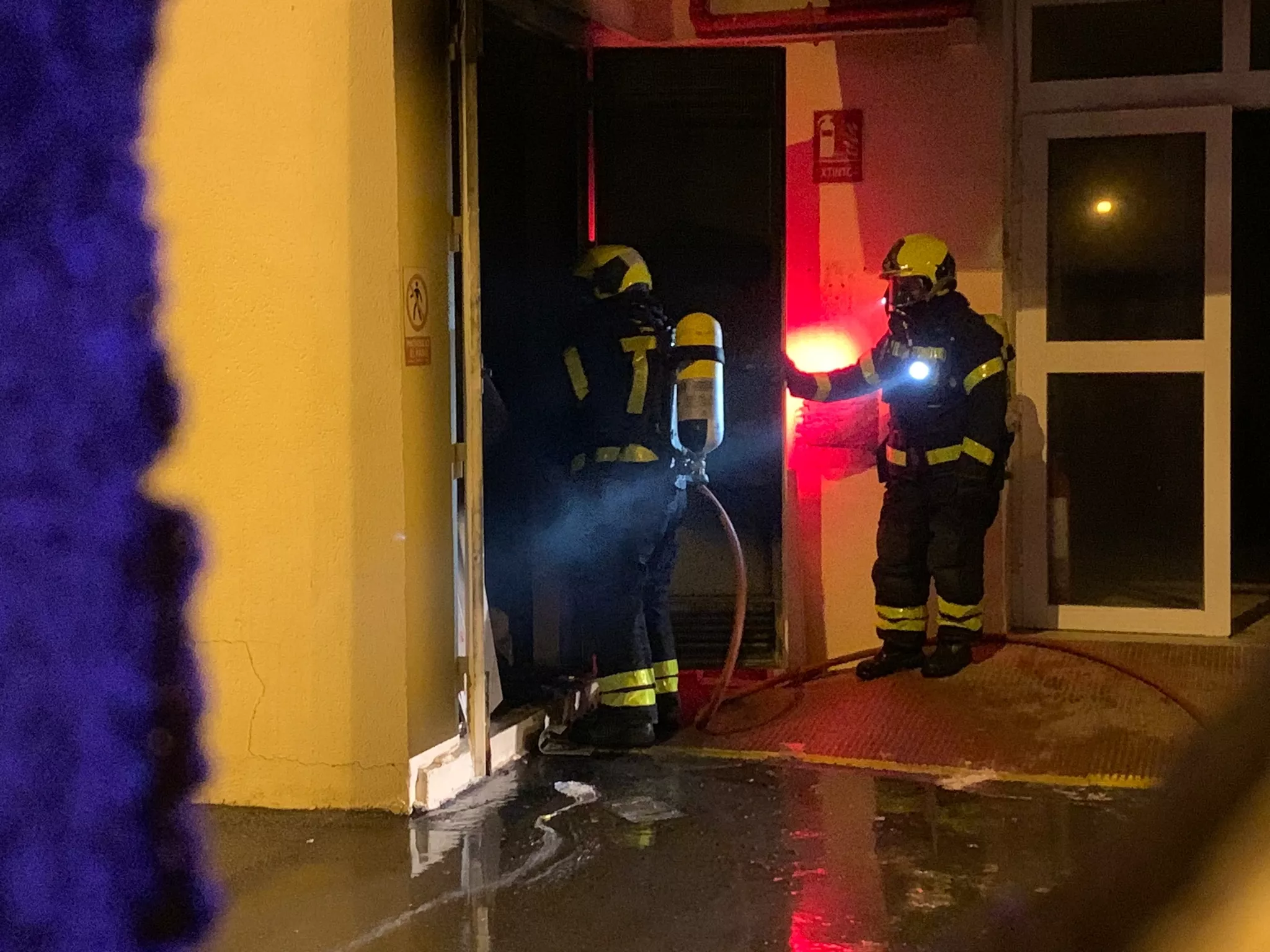 Bomberos actúan en el interior de la residencia