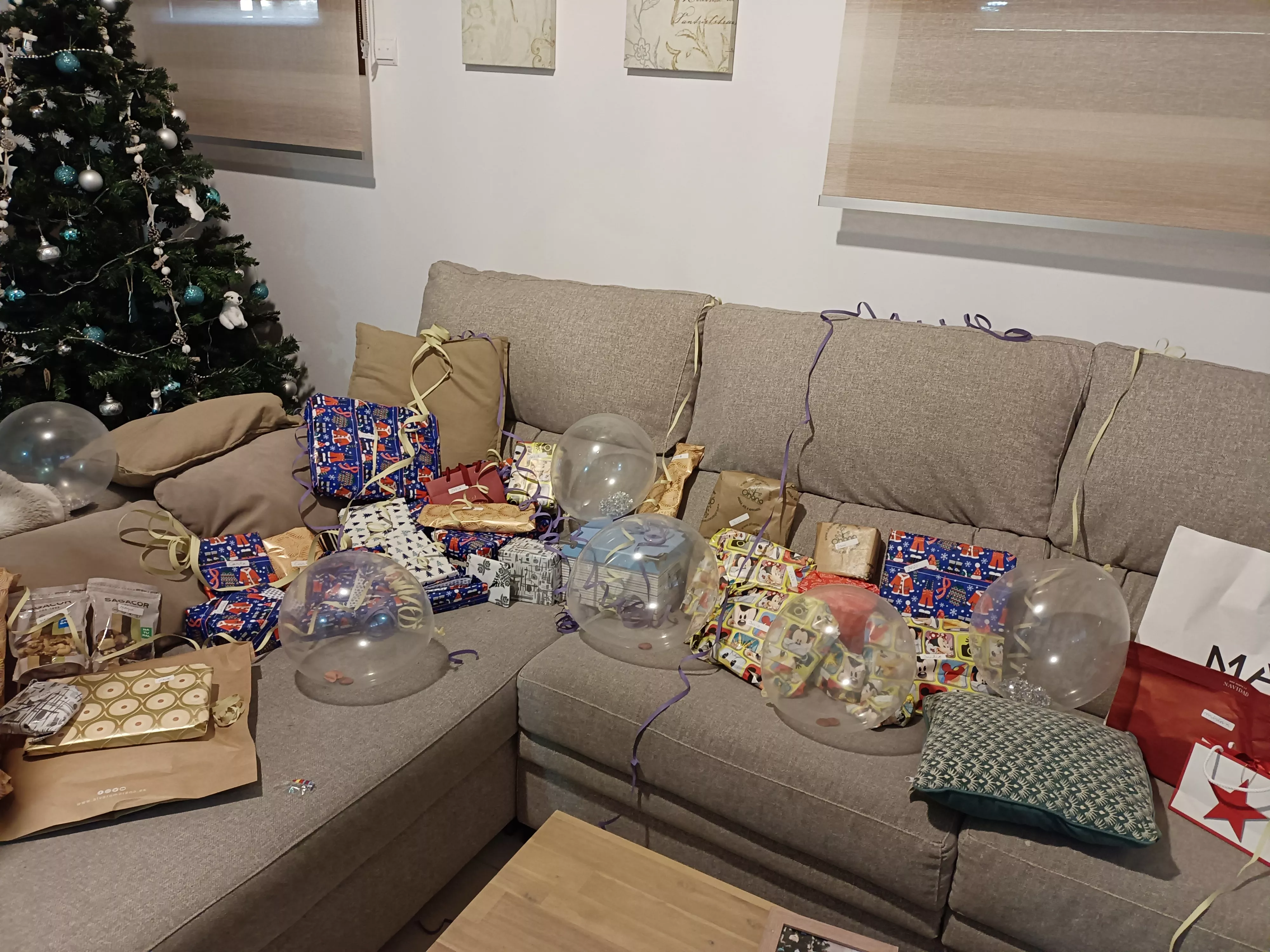 Un sofá con regalos en el día de Reyes
