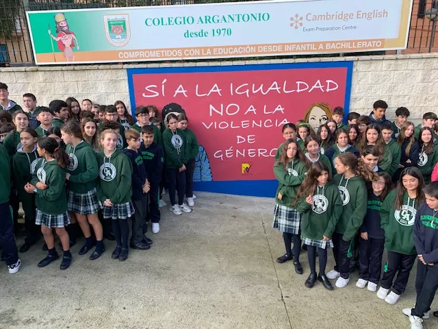 Imagen del mural con el alumnado del colegio  Argantonio