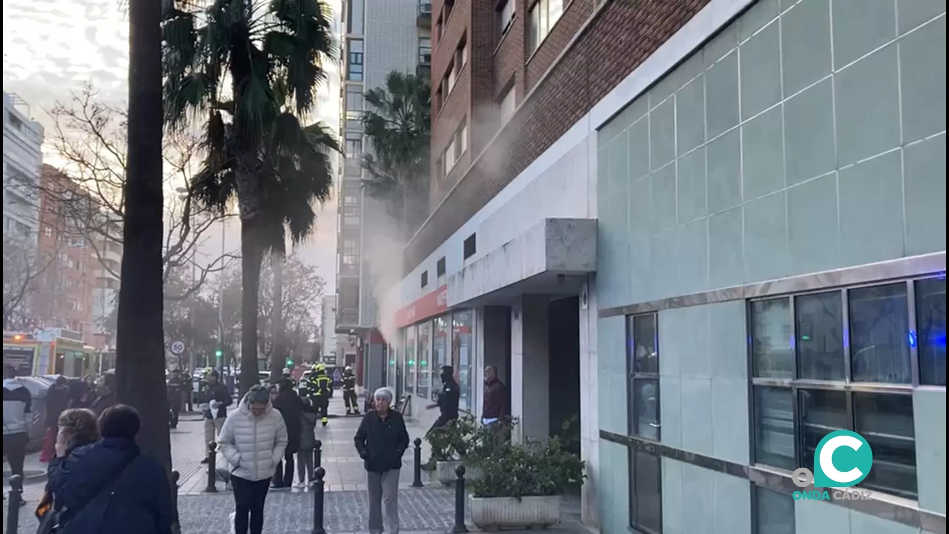 Efectivos del cuerpo de Bomberos en el lugar de los hechos. Vídeo La Voz de Cádiz. 