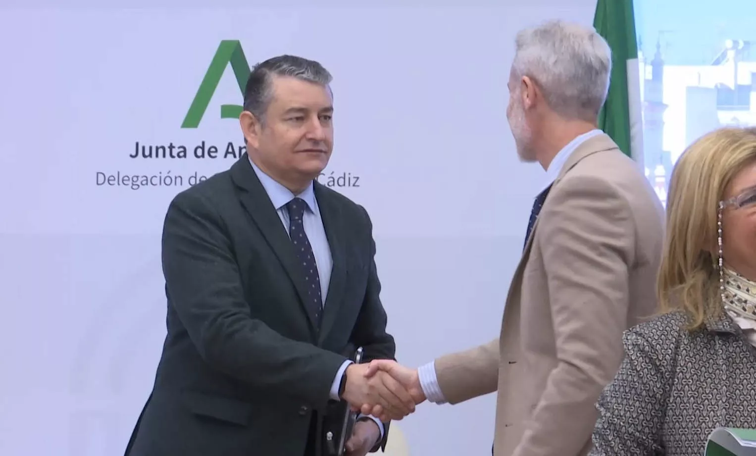 El consejero de Presidencia saluda a uno de los asistentes a la comisión de seguimiento de la ITI