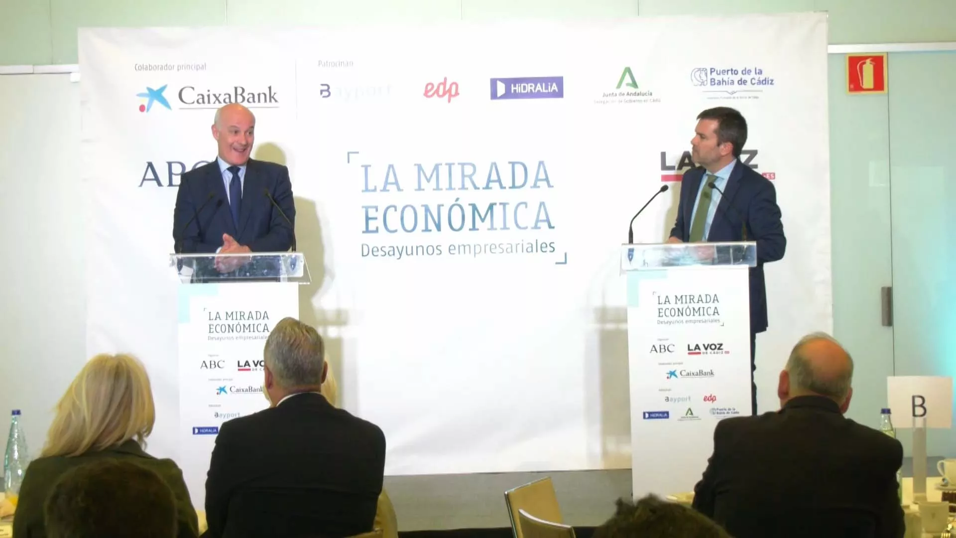 El presidente de GAD3, junto al director de la Voz, durante su conferencia en "La mirada económica"