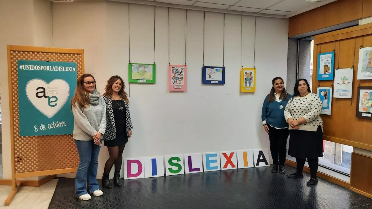 Las concejalas de Feminismos y de  Enseñanza, junto a la presidenta de Dislexia Cádiz durante la inauguración de la exposición