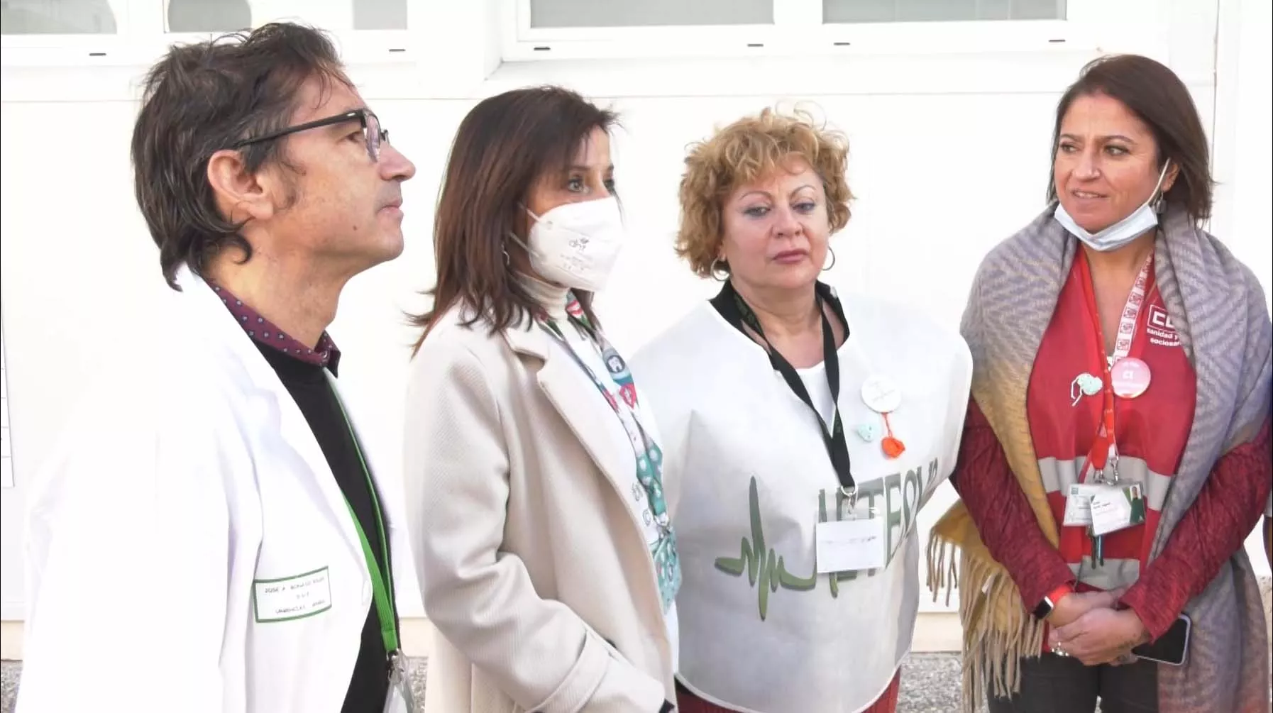 Miembros de la plataforma por la Unidad C1 en el Hospital Puerta del Mar antes de celebrar la asamblea