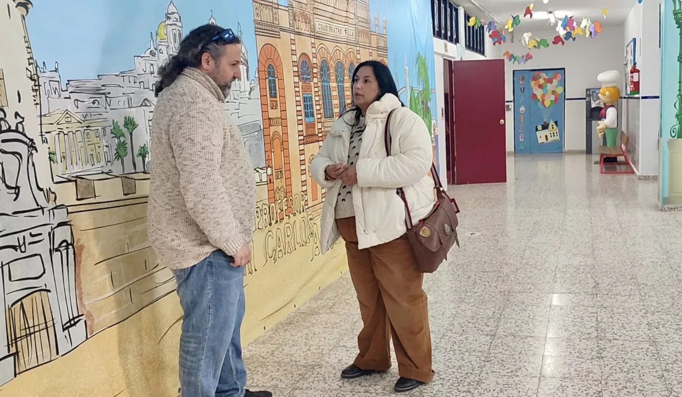 La concejala de Enseñanza, Ana Fernández, durante una de sus visitas a un colegio gaditano