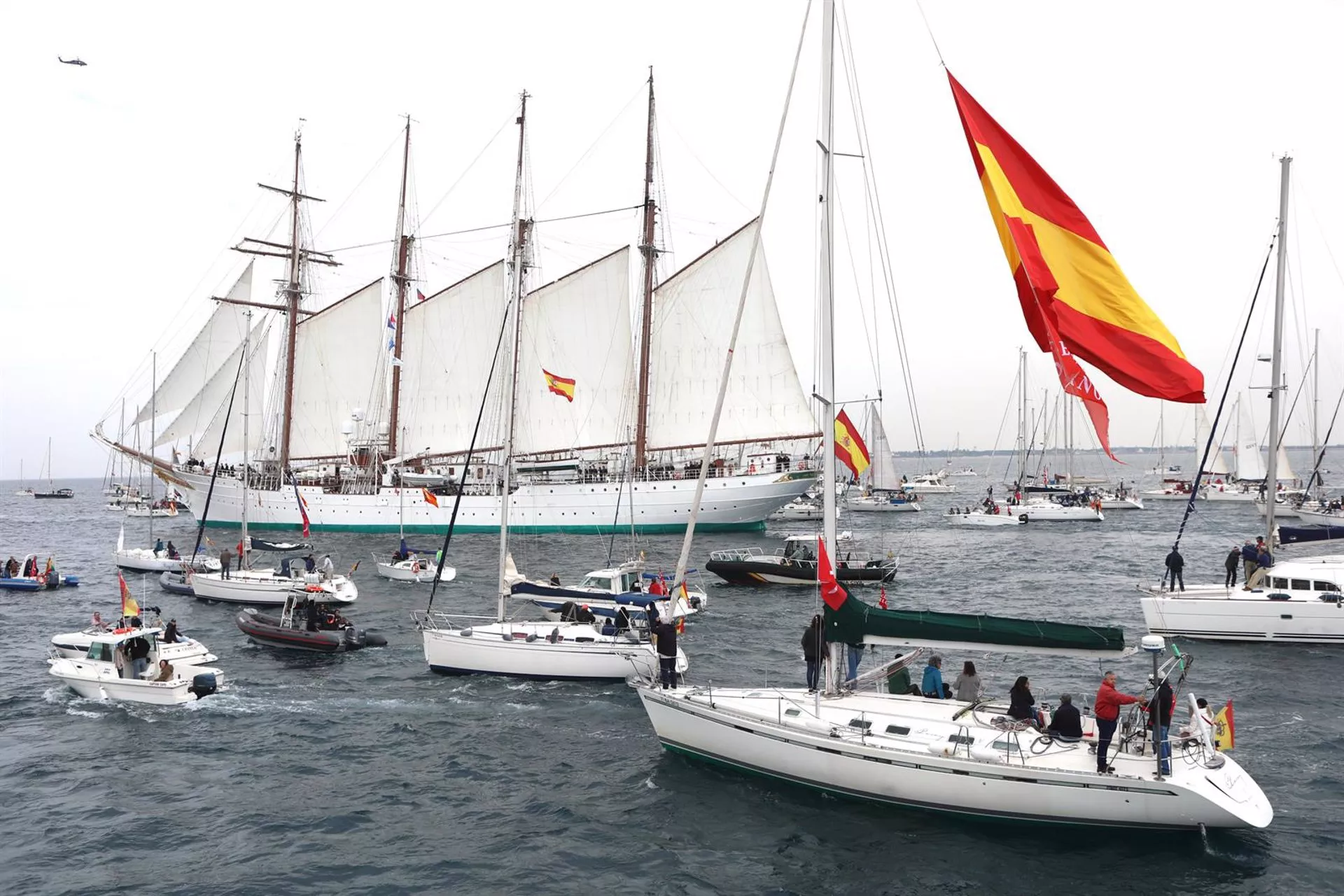 El Juan Sebastián Elcano en su última salida desde Cádiz