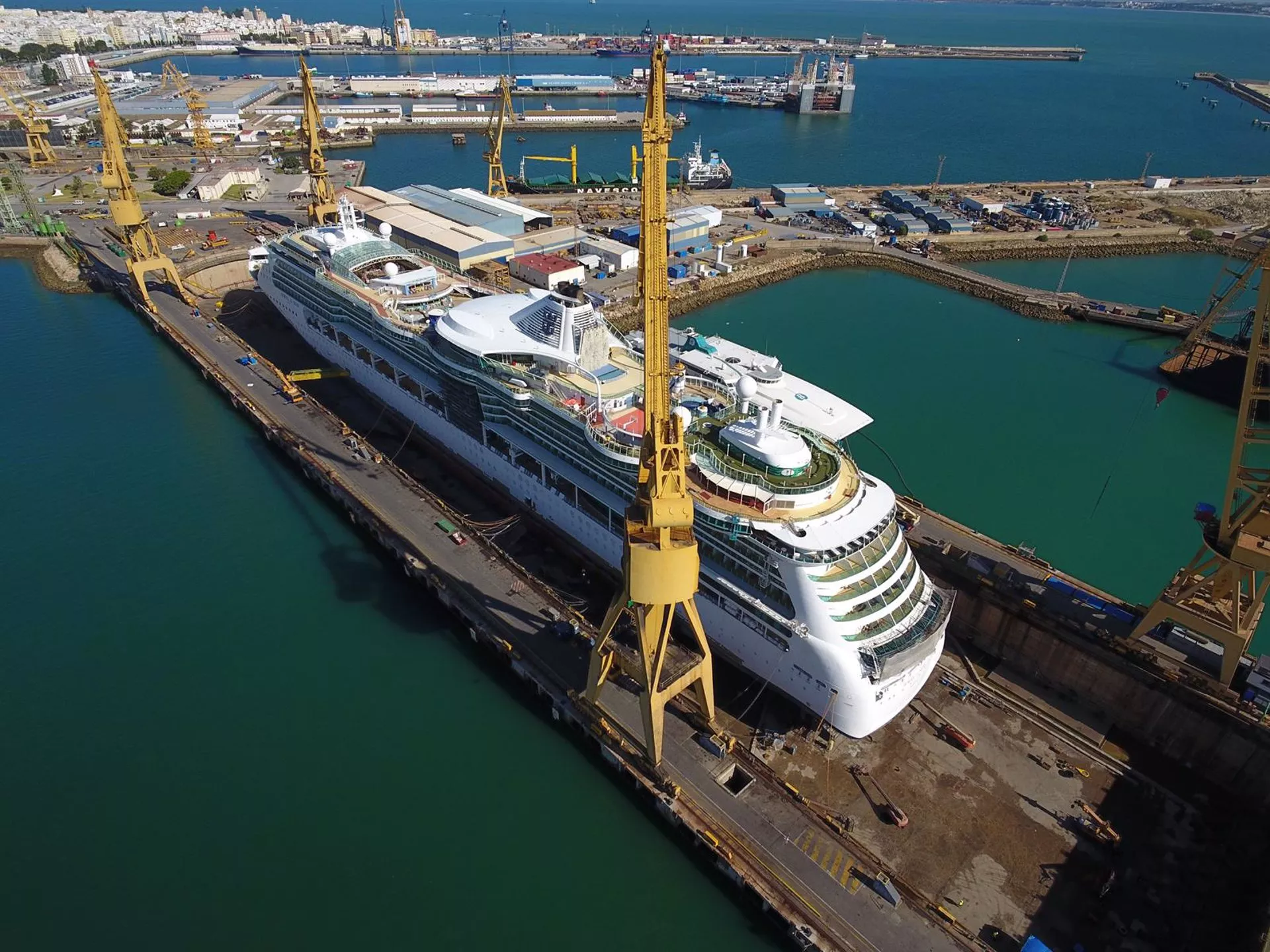 El crucero 'Jewel of the Seas' en los astilleros de Navantia Cádiz El crucero 'Jewel of the Seas' en los astilleros de Navantia Cádiz