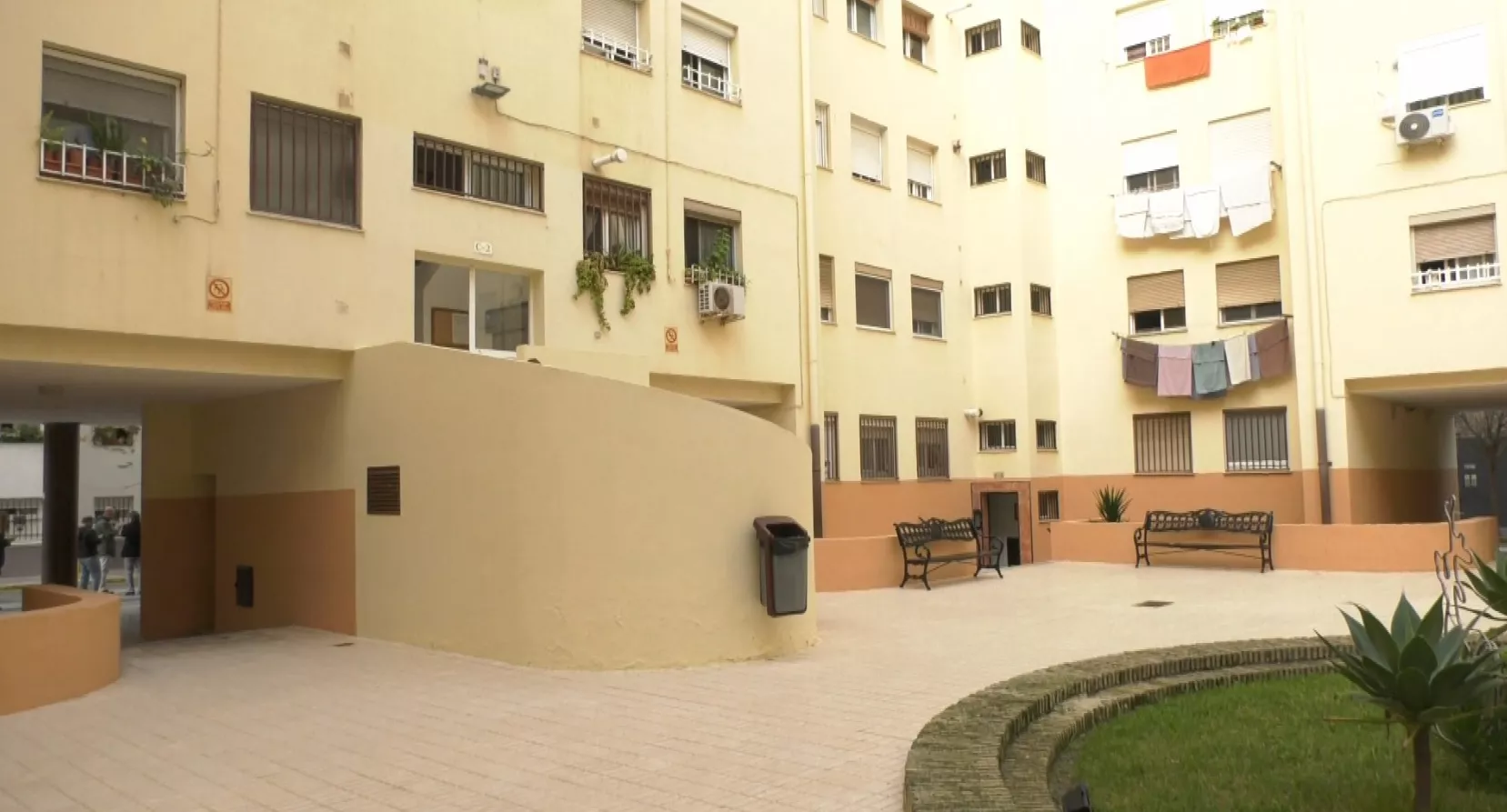 Las barreras arquitectónicas han convertido sus casas en una cárcel