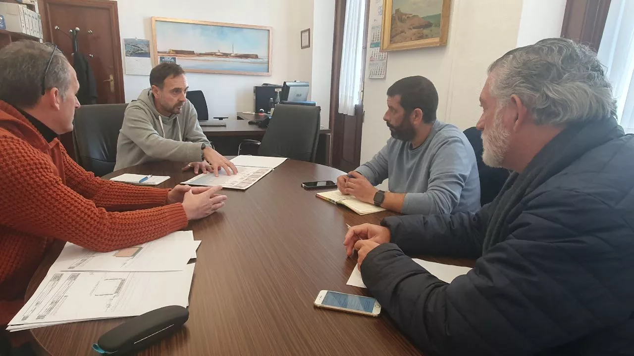 El concejal de Deportes, José Ramón Páez, durante su encuentro con representantes de Adepla