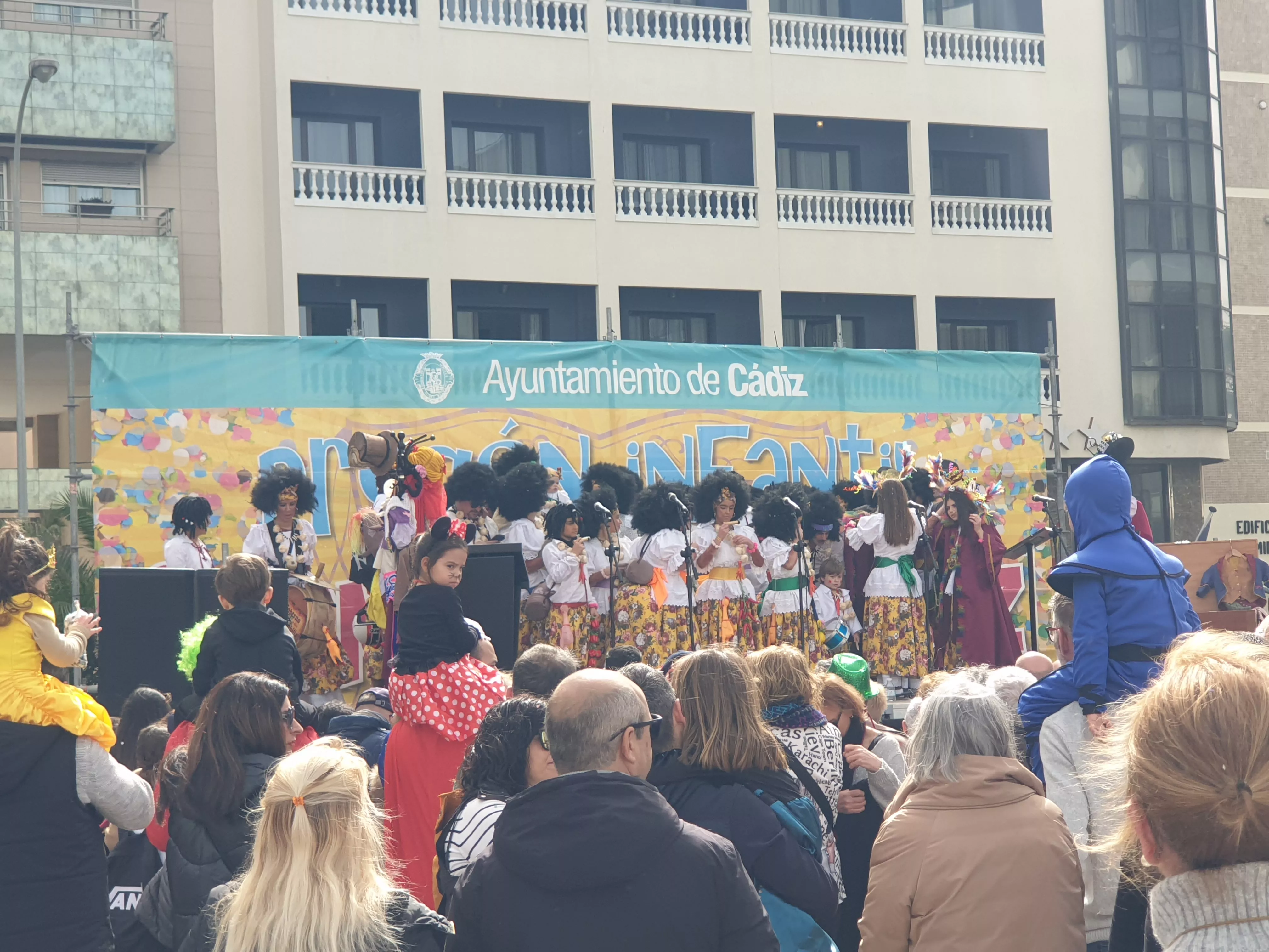 Actuación de "Las santitas" durante el pregón infantil