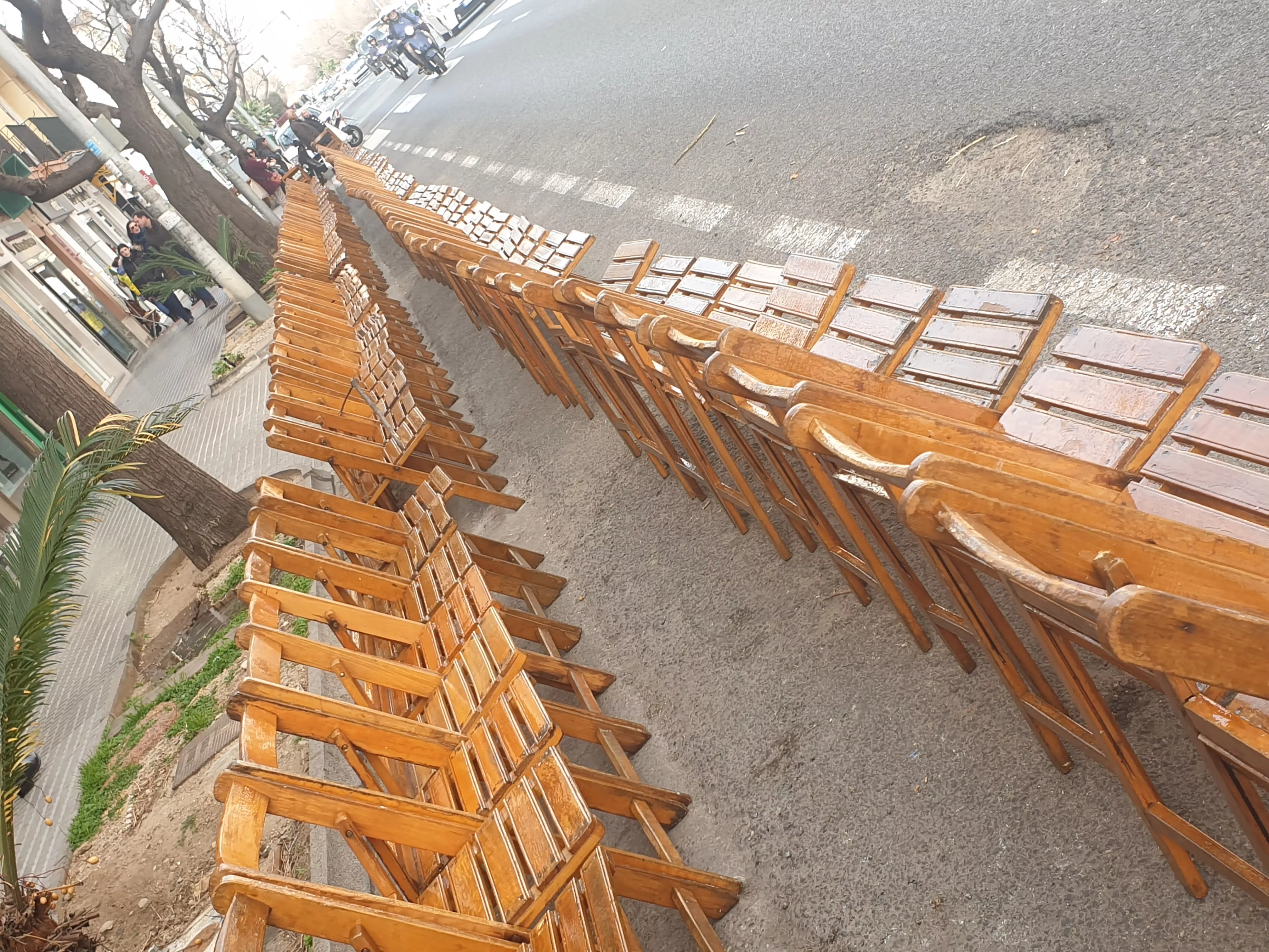 Las sillas se encuentran instaladas desde este sábado en la avenida principal de la ciudad