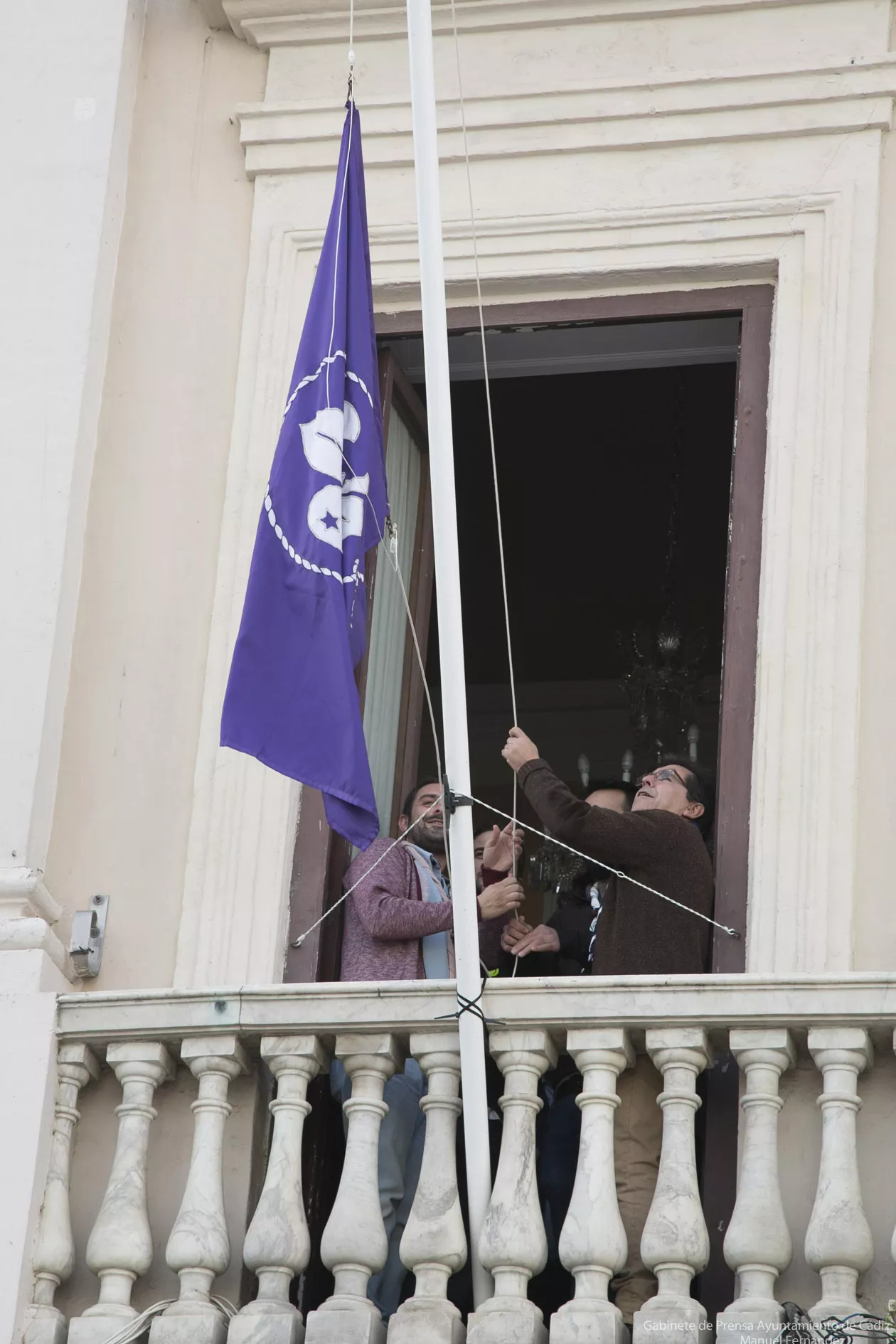 Momento del izado de la bandera scout en el balcón del Ayuntamirnto