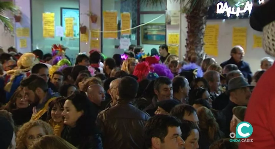 Gaditanos y visitantes disfrutando de la fiesta grande de Cádiz