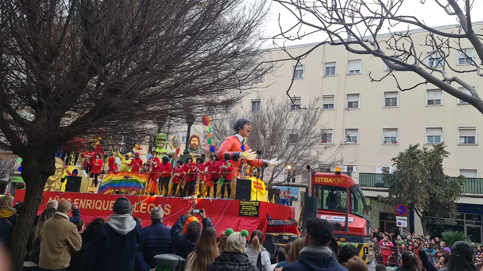 La carroza en homenaje a Enrique Villegas por el centerario de su nacimiento